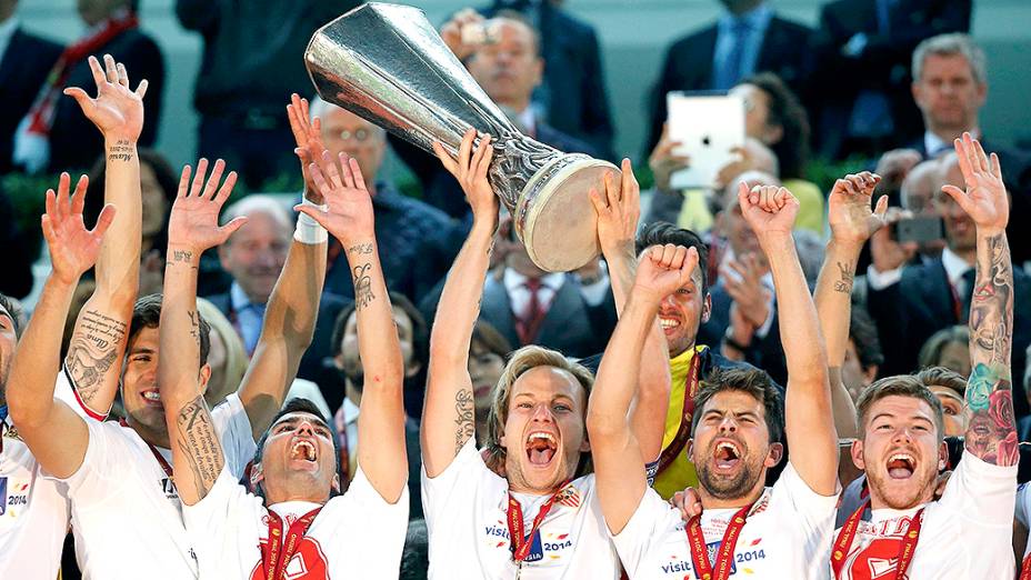 Jogadores do Sevilla levatam da taça da Liga Europa após vencerem o Benfica nos pênaltis