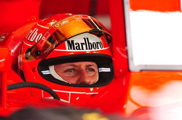 O piloto de Fórmula 1 Michael Schumacher, sete vezes campeão mundial,  quebrou a perna num acidente em Silverstone em 1999 e se afastou das pistas por três meses.