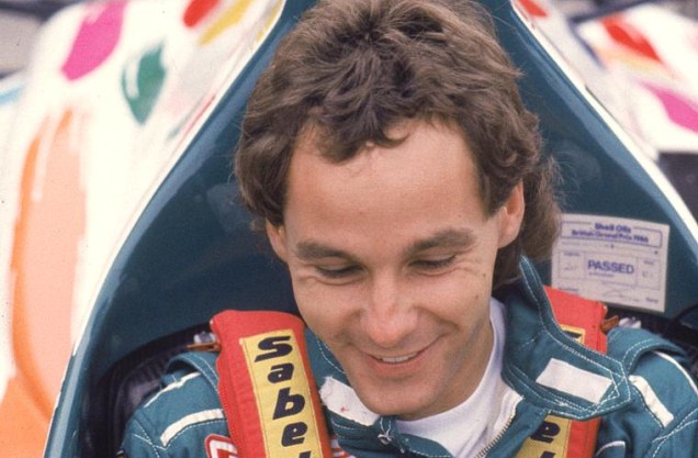 O piloto austríaco Gerhard Berger voltou a correr um mês depois de bater sua Ferrari, em 1989, na mesma curva em que Ayrton Senna morreu, em Imola. Berger ficou dentro do carro, que pegou fogo, e foi salvo pela roupa antichama.