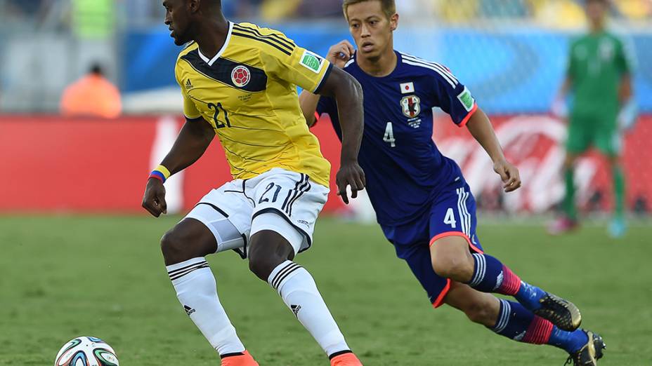 O colombiano Martinez é marcado pelo japonês Honda na Arena Pantanal, em Cuiabá