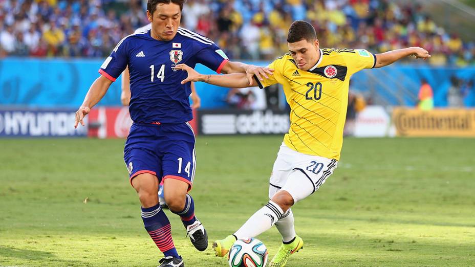 Jogadores de Japão e Colômbia disputam a bola na Arena Pantanal, em Cuiabá