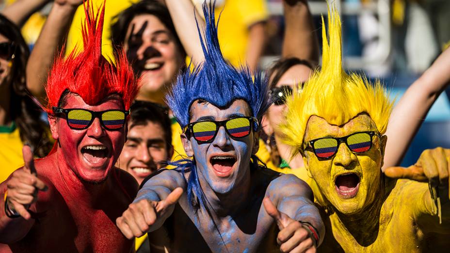 Torcedores colombianos durante jogo contra o Japão na Arena Pantanal, em Cuiabá