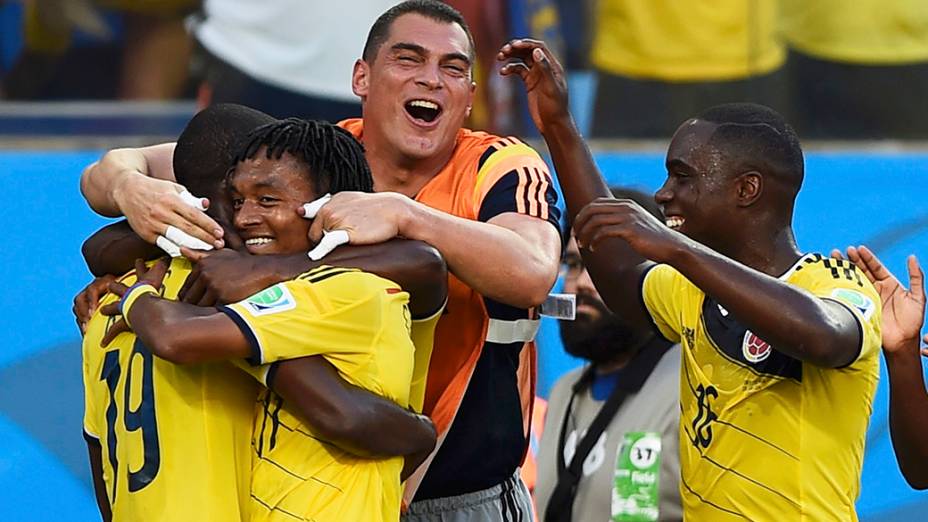 Jogadores da Colômbia comemoram gol marcado por Cuadrado contra o Japão na Arena Pantanal, em Cuiabá