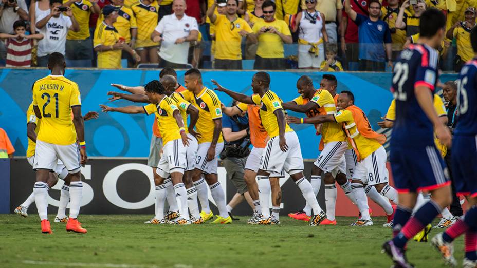 Jogadores da Colômbia comemoram gol marcado por Cuadrado contra o Japão na Arena Pantanal, em Cuiabá