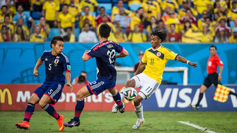 O colombiano Cuadrado é marcado por dois jogadores do Japão