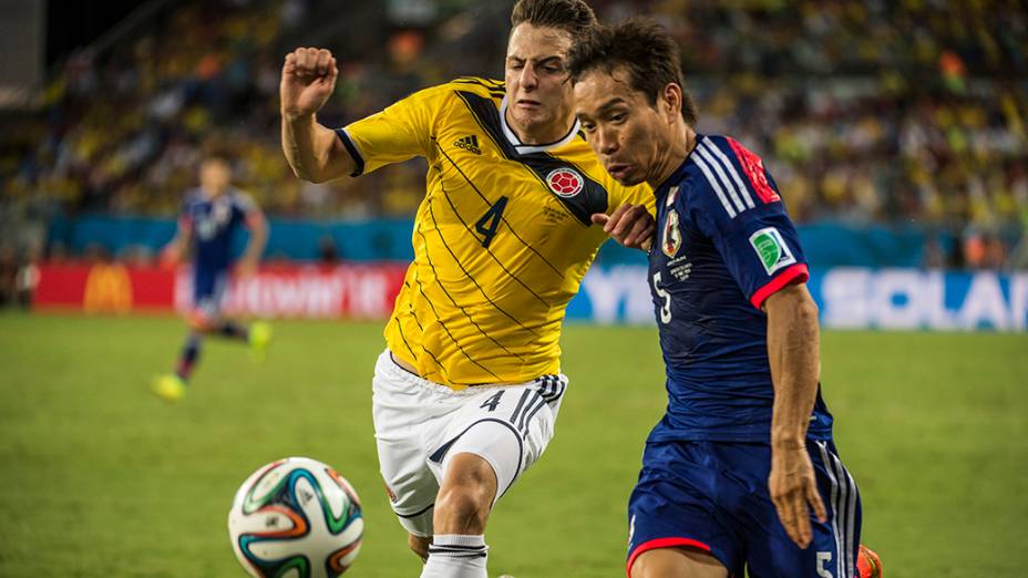 Jogadores de Japão e Colômbia disputam a bola na Arena Pantanal, em Cuiabá