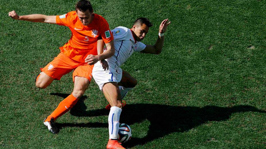 O chileno Alexis Sanchez disputa a bola com o holandês Stefan de Vrij no Itaquerão, em São Paulo