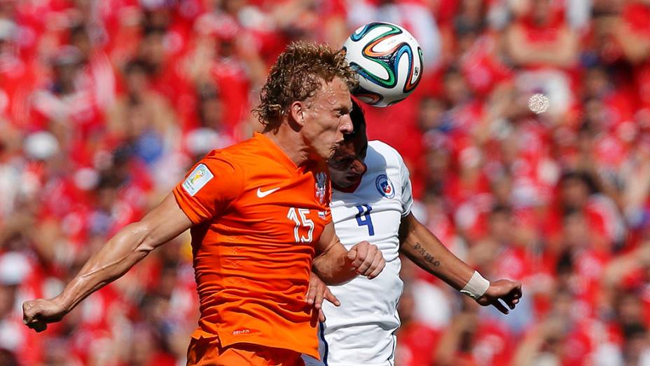 Jogadores disputam a bola de cabeça no jogo entre Holanda e Chile no Itaquerão, em São Paulo