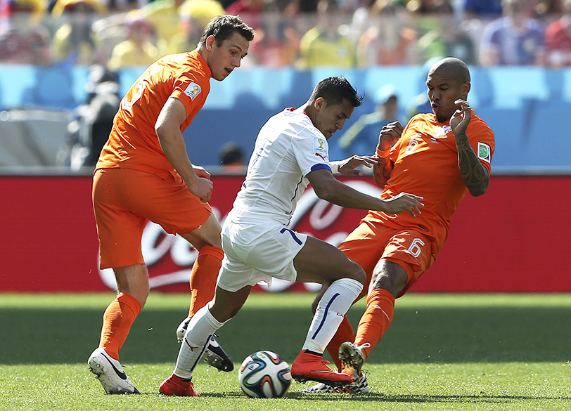 O chileno Alexis Sánchez é marcado por dois jogadores da Holanda no Itaquerão, em São Paulo