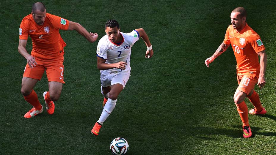 O chileno Alexis Sanchez é marcado por dois jogadores da Holanda no Itaquerão, em São Paulo