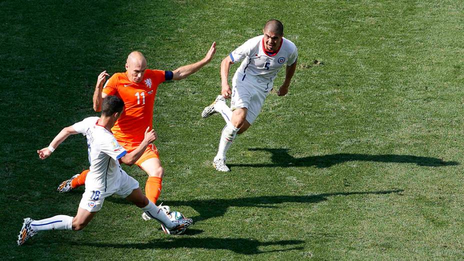 O holandês Robben é marcado por dois jogadores do Chile no Itaquerão, em São Paulo