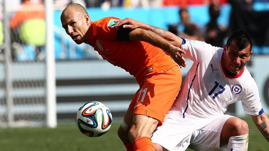 O holandês Arjen Robben é marcado pelo jogador do Chile no Itaquerão, em São Paulo
