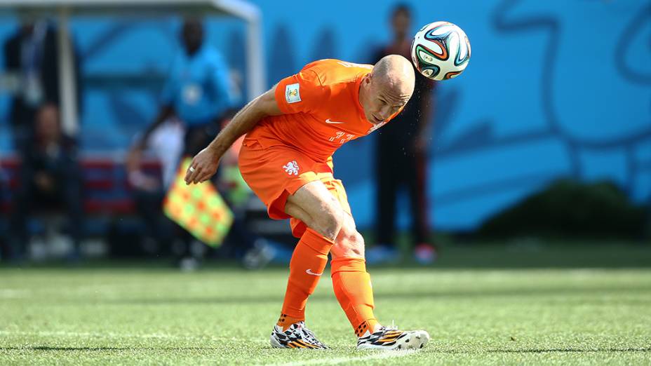 O holandês Arjen Robben cabeceia a bola no jogo contra o Chile no Itaquerão, em São Paulo