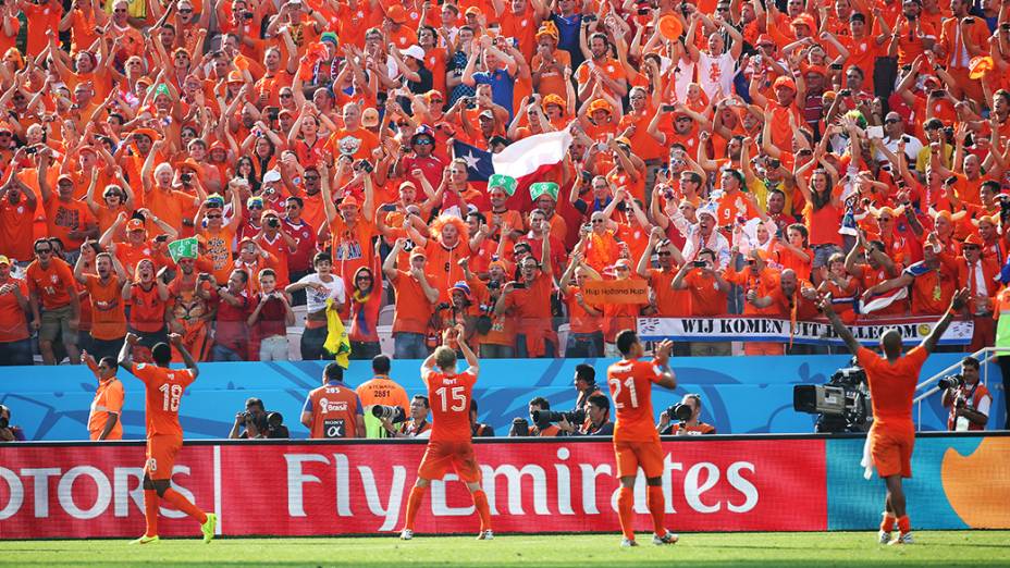 Jogadores da Holanda comemoram a vitória sobre o Chile no Itaquerão, em São Paulo