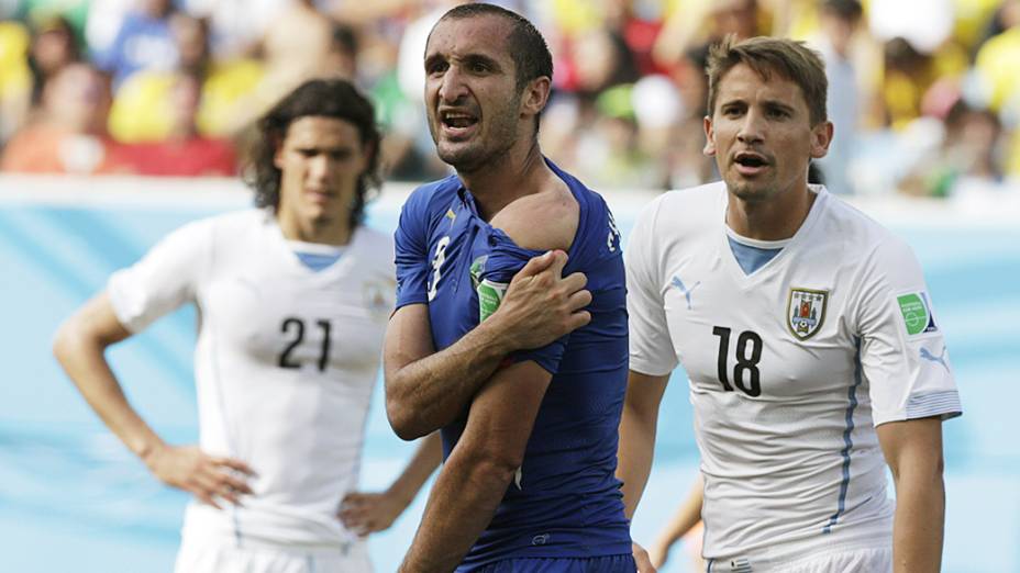 Zagueiro italiano Giorgio Chiellini reclama durante o jogo contra o Uruguai, na Arena das Dunas