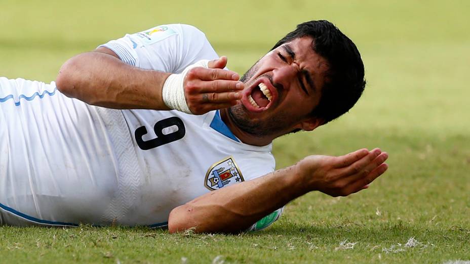O uruguaio Luis Suárez caído no gramado após suposta agressão ao zagueiro italiano Giorgio Chiellini