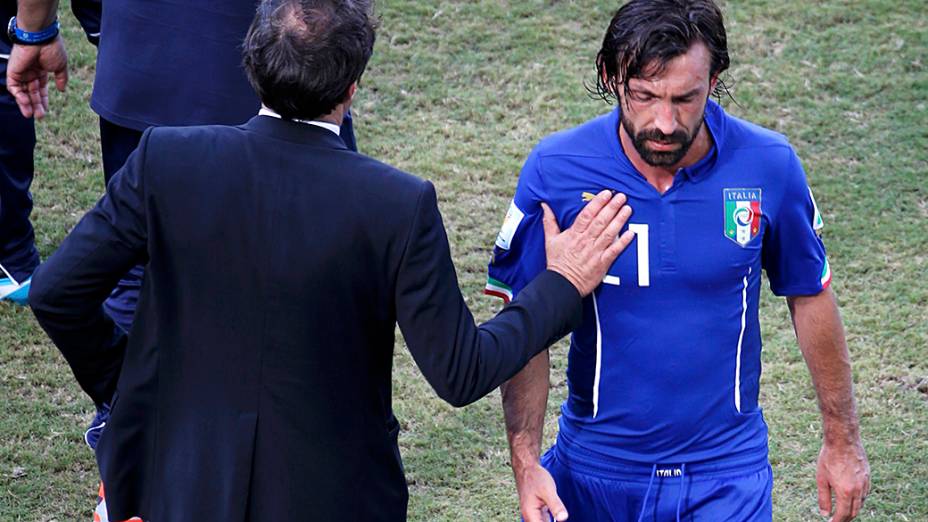 Andrea Pirlo deixa o gramado após derrota da Itália para o Uruguai que eliminou a seleção tetracampeã
