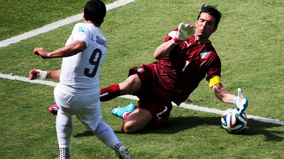 O goleiro italiano Buffon faz grande defesa no chute de Luis Suárez, do Uruguai, na Arena das Dunas em Natal