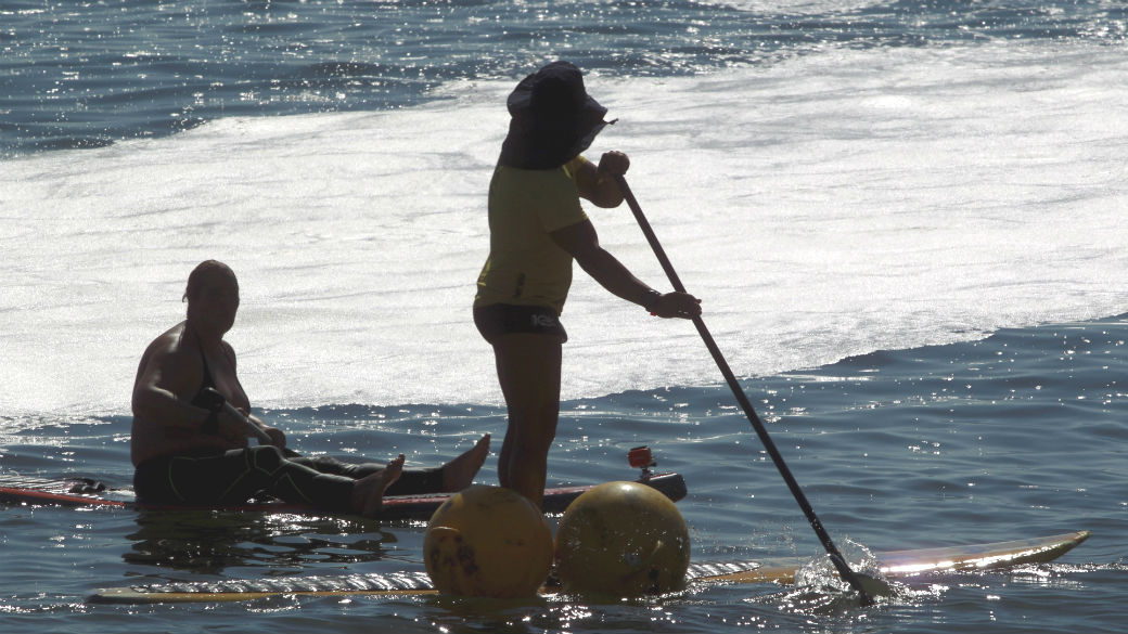 Espuma branca em praia da Zona Sul do Rio