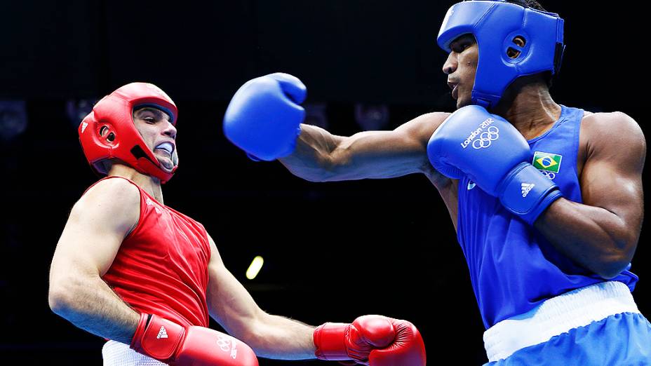 Esquiva Falcão vence, garante ao menos o bronze no boxe