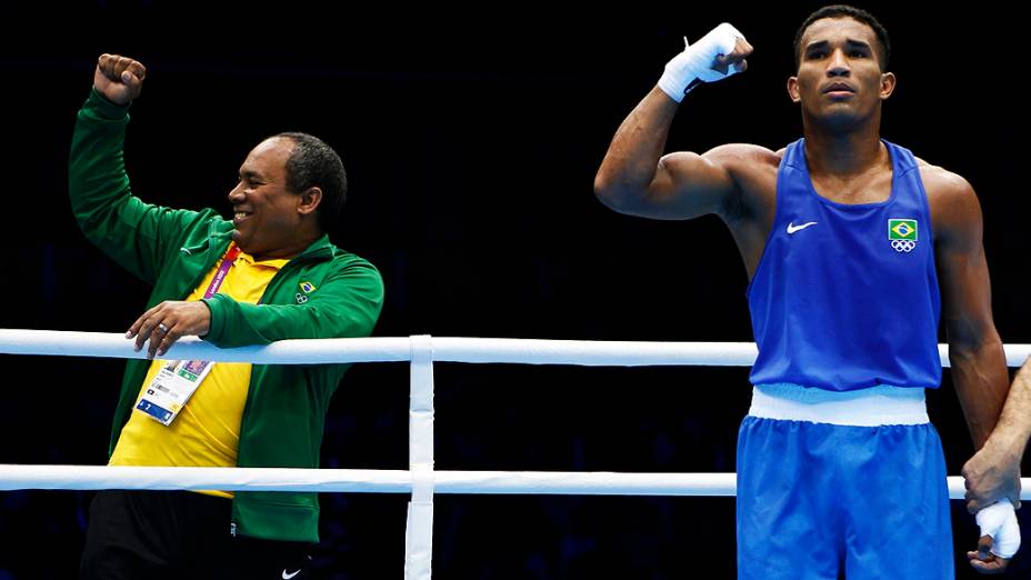 Esquiva Falcão vence, garante ao menos o bronze no boxe