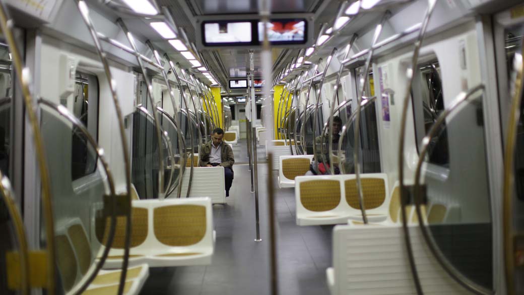Vagão de trem da Linha 4 - Amarela do Metrô de SP: propaganda sonora antes de avisos aos passageiros