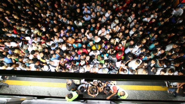 Usuários do metrô na estação Sé, em São Paulo