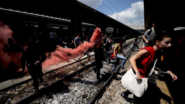 Em Roma, estudantes bloqueiam trens na estação Termini. Milhares de italianos do setor de transportes e funcionários públicos participaram de uma greve nacional, em protesto contra a atual situação econômica do país