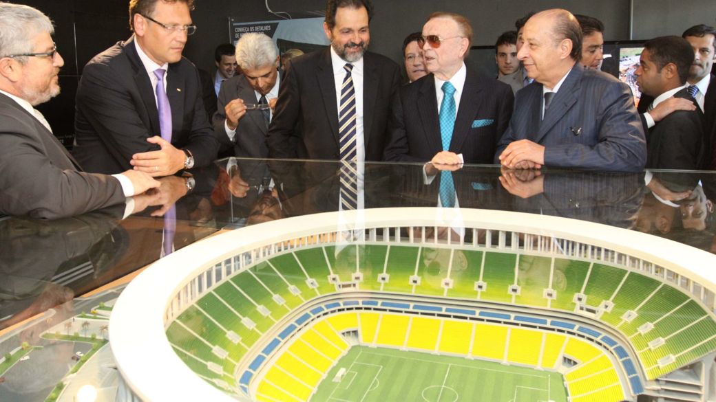 Mudança de planos: quando exibiu a maquete do estádio para Valcke, da Fifa, e Marin, do COL, Agnelo Queiroz mostrou cadeiras em verde, amarelo e azul