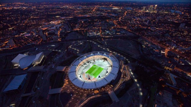  Visão noturna do Estádio Olímpico em Londres