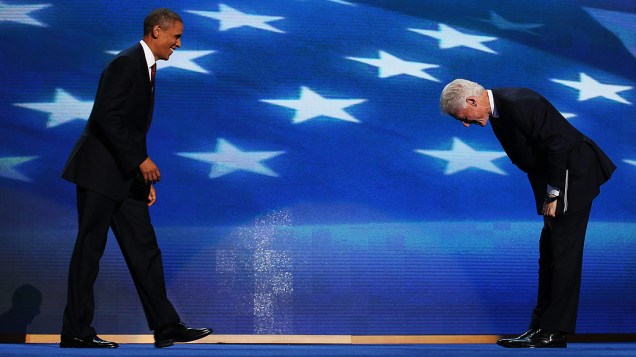 O ex-presidente Bill Clinton saúda Barack Obama durante o segundo dia da Convenção Nacional do Partido Democrático, na Carolina do Norte