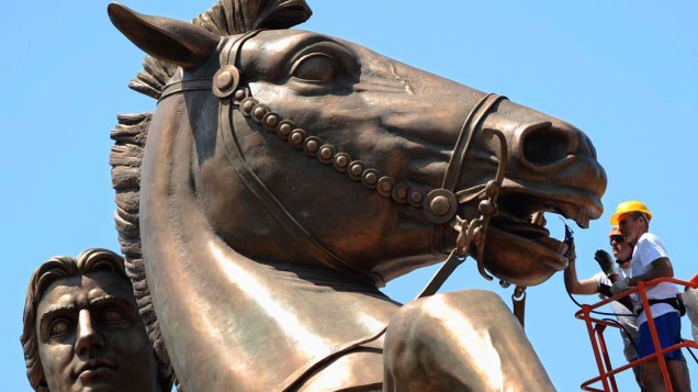 Na capital Skopje, Macedônia, trabalhadores italianos montam estátua de bronze do lendário rei Alexandre, o Grande