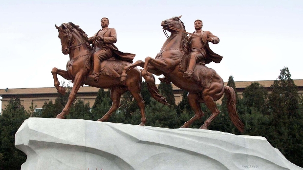 Estátuas dos ex-ditadores norte-coreanos, Kim Jon-Il e Kim Il-sung, inauguradas na capital Pyongyang
