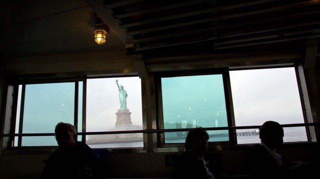 A Estátua da Liberdade vista através das janelas de um barco em Nova York. O 125 º aniversário da estátua será celebrado em 28 de outubro