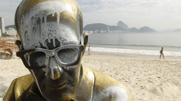 Estátua de Carlos Drummond de Andrade foi alvo de vandalismo mais uma vez