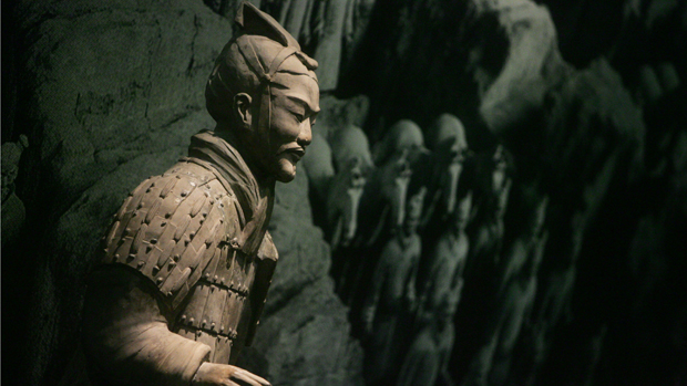 Estátua do exército de terracota é exibida em museu na China