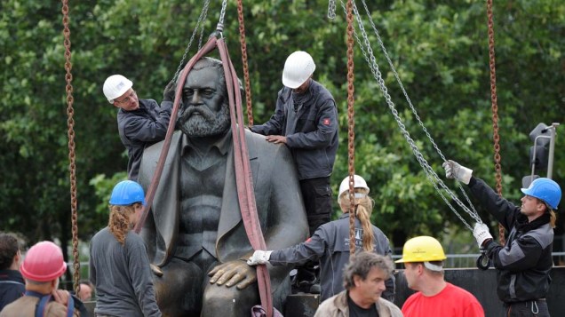 Em Berlim, estátua do filósofo, economista e sociólogo Karl Marx, que está sendo movida devido a uma obra do metrô