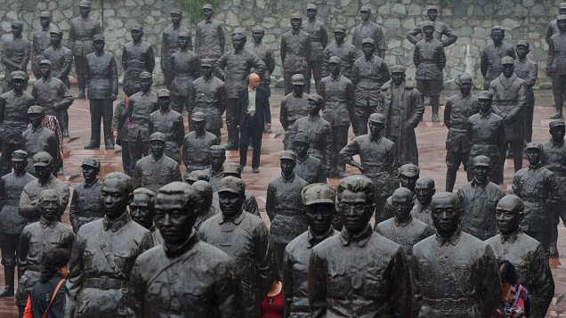 Visitantes caminham entre estátuas de líderes chineses e soldados no Museu Jianchuan em Chengdu