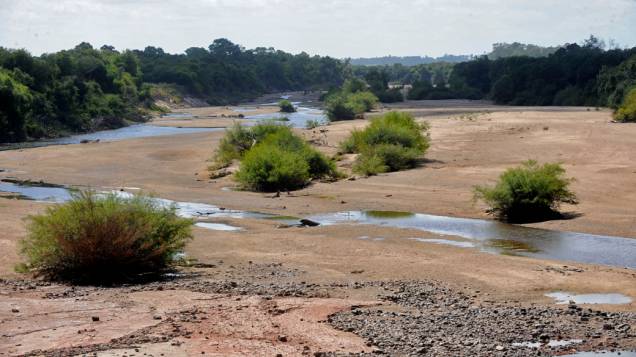 Na região central do Estado, o Rio Vacacaí se transformou em um pequeno córrego devido à seca que atinge o Rio Grande do Sul