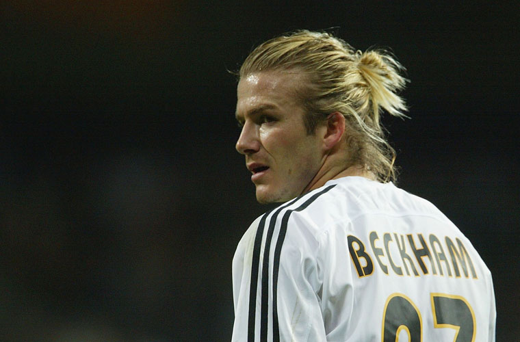 David Beckham, estiloso dentro e fora das quadras, usou cabelo comprido em 2003.