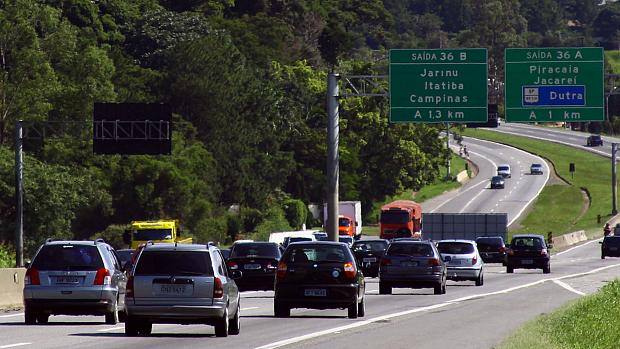Trânsito na rodovia Fernão Dias, próximo a Atibaia, sentido capital-interior