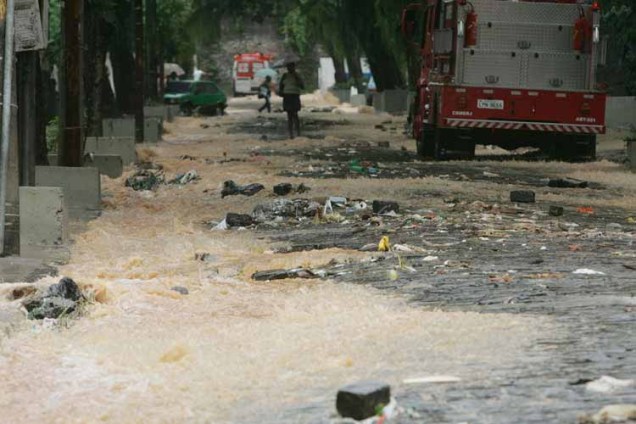 Sujeira deixada pela chuva em uma rua da zona norte do Rio.