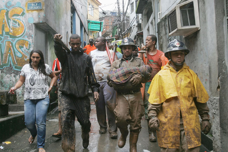 Resgate de corpos no Morro do Borel, na Tijuca, nas chuvas que castigaram o Rio em 2010: moradias precárias propociam a tragédia