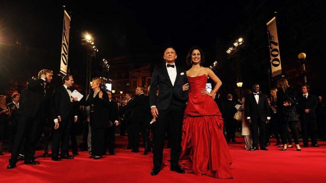 Daniel Craig e Berenice Marlohe no tapete vermelho durante estreia mundial do filme "007 - Skyfall" em Londres