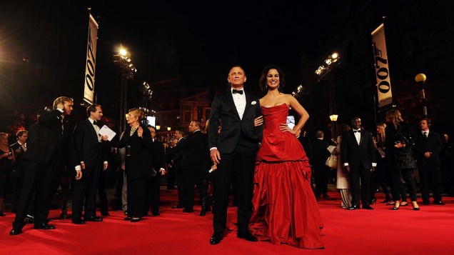 Daniel Craig e Berenice Marlohe no tapete vermelho durante estreia mundial do filme "007 - Skyfall" em Londres Daniel Craig e Berenice Marlohe no tapete vermelho durante estreia mundial do filme "007 - Skyfall" em Londres