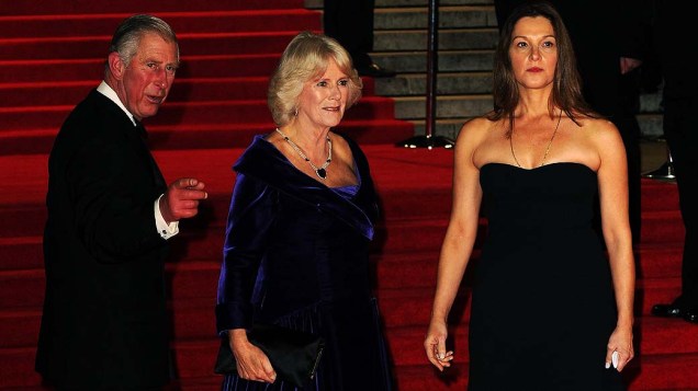 Príncipe Charles, a Duquesa de Cornwall, Camilla e a produtora Barbara Broccoli no tapete vermelho durante estreia mundial do filme "007 - Skyfall" em Londres