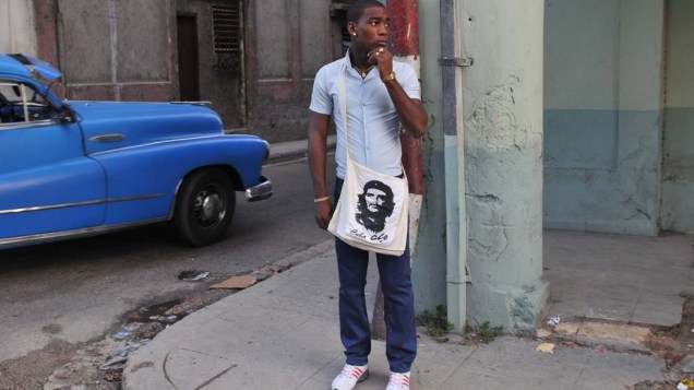 Estudante cubano carrega bolsa com estampa do líder revolucionário Che Guevara no primeiro dia de aula, em Havana