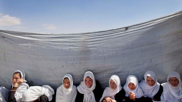 Uma exceção no Afeganistão, as garotas da cidade de Markaz frequentam a escola contrariando os Talibãs que dominam o país e impedem a educação feminina