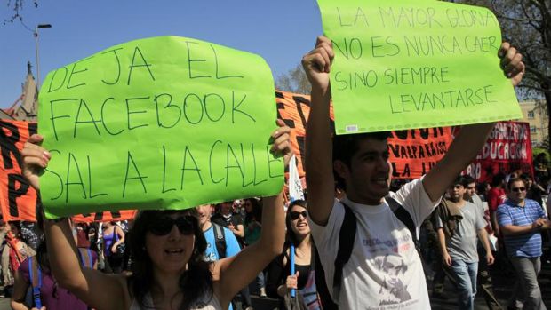 Em cartazes, estudantes do Chile conclamam: "Saia do Facebook e venha pra rua"