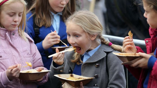 Estudantes no evento "Alimente os 5.000" realizado na praça Trafalgar com o objetivo de conscientizar sobre o desperdício de comida em Londres, na Inglaterra